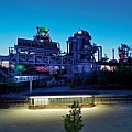 Imgen del parque paisajistico de Duisburg iluminado por la noche